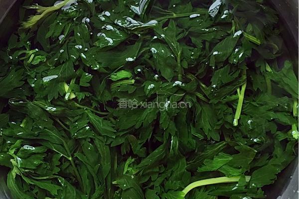 【芹菜叶拌花生米】的做法图解1