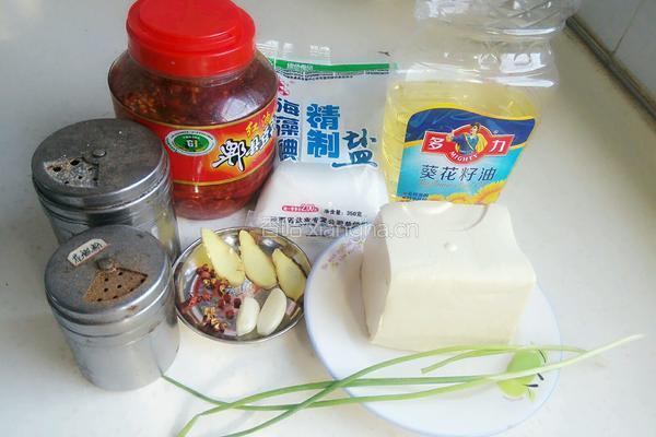 自创红烧豆腐块的做法图解1