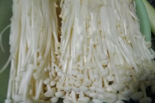 蒜蓉蚝油蒸金针菇的做法图解1