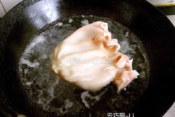 白菜丝拌猪耳的做法图解3