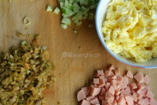 榨菜火腿肠蛋炒饭的做法图解1