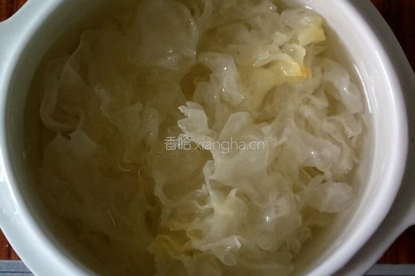 银耳莲子羹的做法图解1