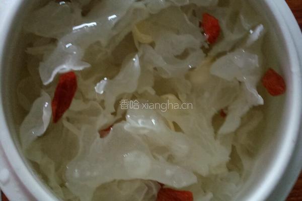 银耳莲子羹的做法图解3
