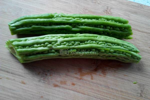 苦瓜炒鸡蛋的做法图解1