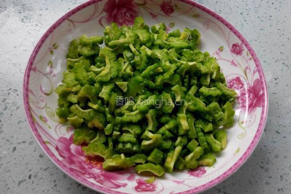 苦瓜炒鸡蛋的做法图解2