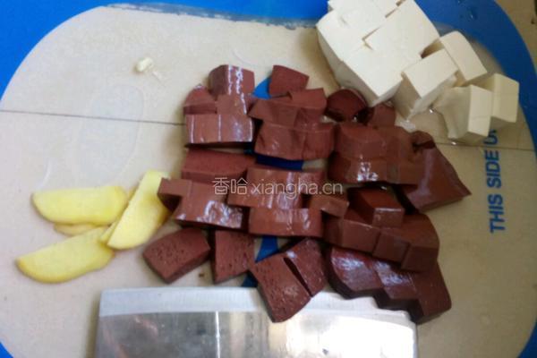 鸭血豆腐的做法图解1