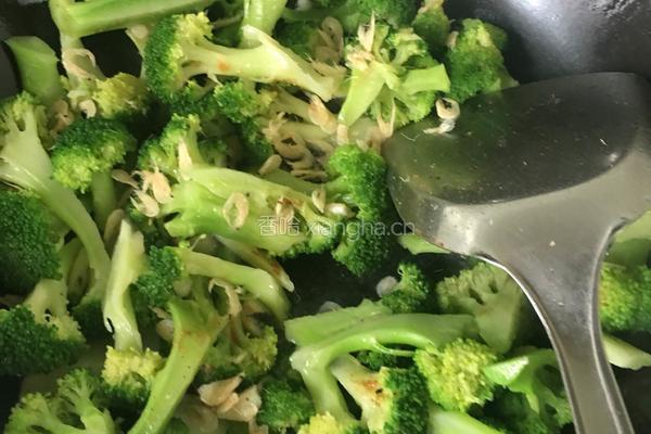 清炒蒜香西兰花的做法图解3