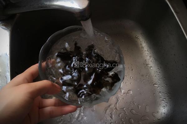金针菇木耳肉片汤的做法图解2