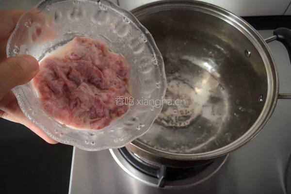 金针菇木耳肉片汤的做法图解7