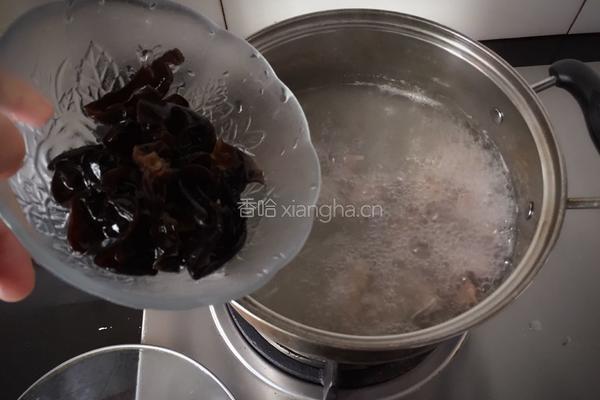 金针菇木耳肉片汤的做法图解8