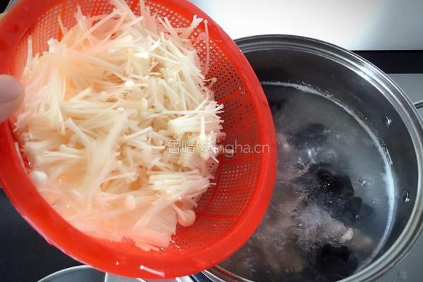 金针菇木耳肉片汤的做法图解9