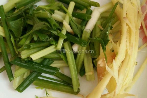 胡萝卜青椒炒鸭肉的做法图解2