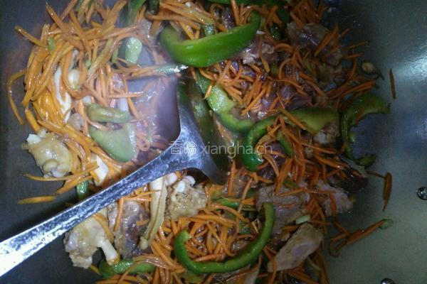 胡萝卜青椒炒鸭肉的做法图解13