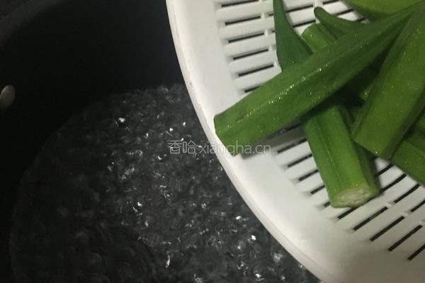 响油蒜香秋葵的做法图解2