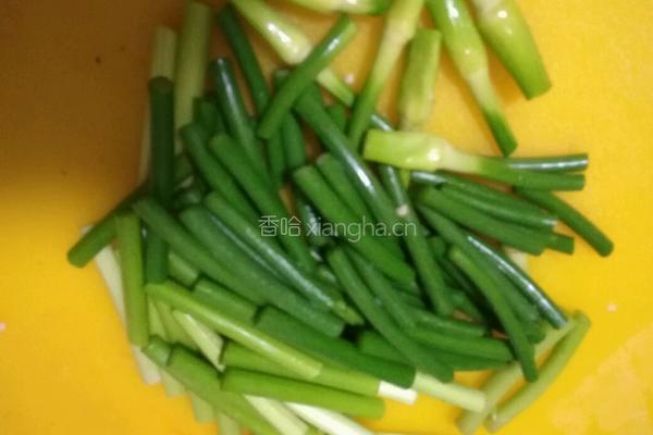 双椒蒜苔炒猪心的做法图解3
