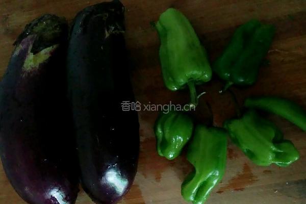 辣椒烧茄子的做法图解1