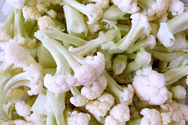 干锅有机花菜土豆片的做法图解1