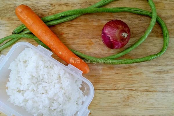豇豆酱油炒饭的做法图解1