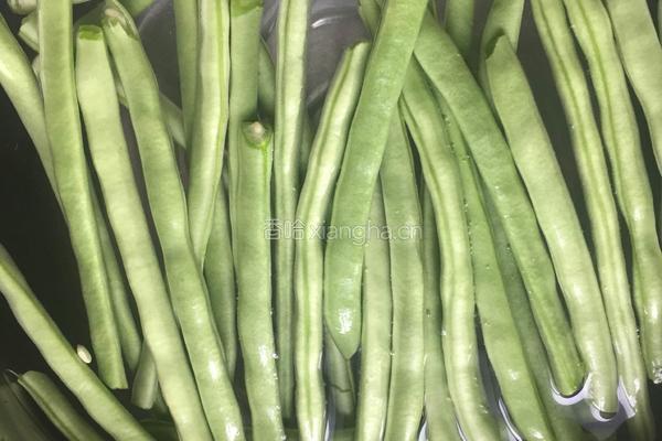 烤肠炒四季豆的做法图解1