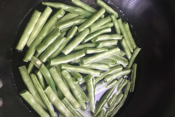烤肠炒四季豆的做法图解3