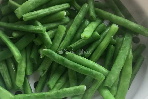 烤肠炒四季豆的做法图解4