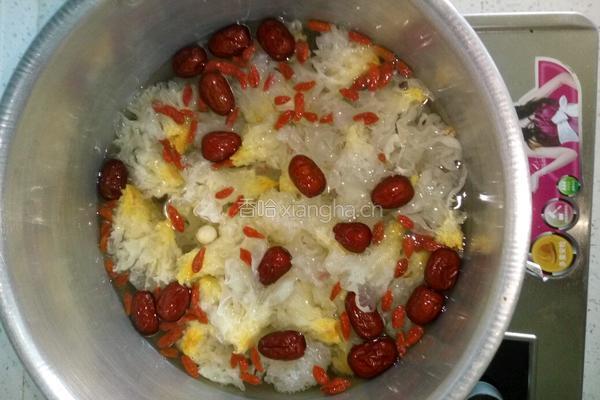 银耳莲子羹的做法图解3