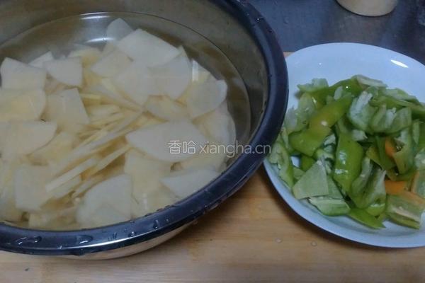 青椒土豆片的做法图解1