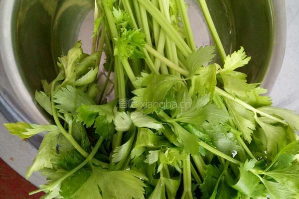 芹菜虾米的做法图解1
