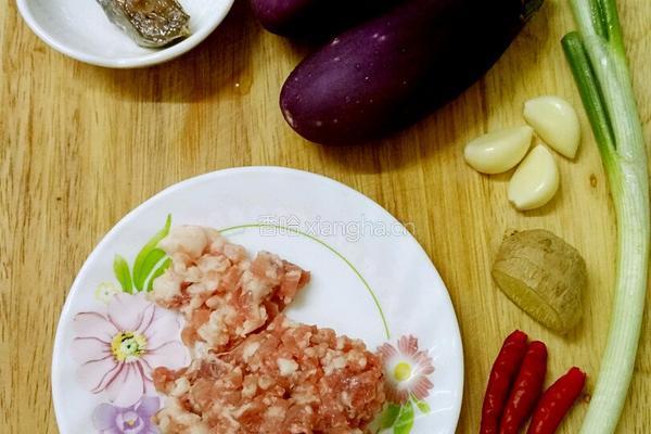 咸鱼茄子煲的做法图解1