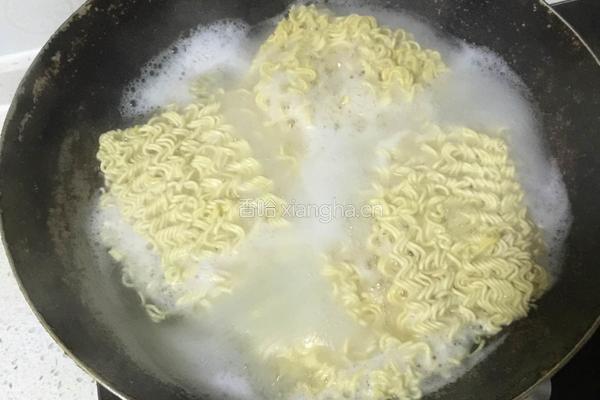 辣椒火腿炒面的做法图解2