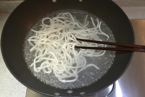 彩椒培根炒乌冬面的做法图解2