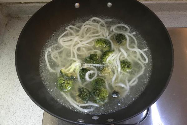彩椒培根炒乌冬面的做法图解3