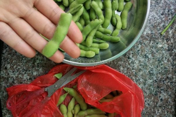 盐水煮毛豆的做法图解1