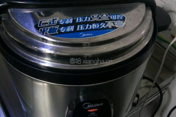 百合银耳莲子汤的做法图解4