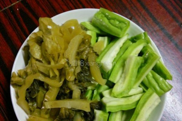 猪粉肠煲咸菜苦瓜汤的做法图解3