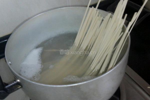 酱油番茄酱炒番茄面条的做法图解2