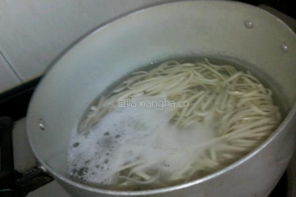 酱油番茄酱炒番茄面条的做法图解3