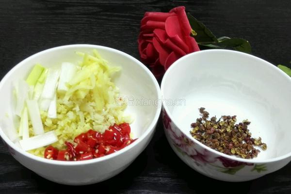 辣椒炒花甲的做法图解2
