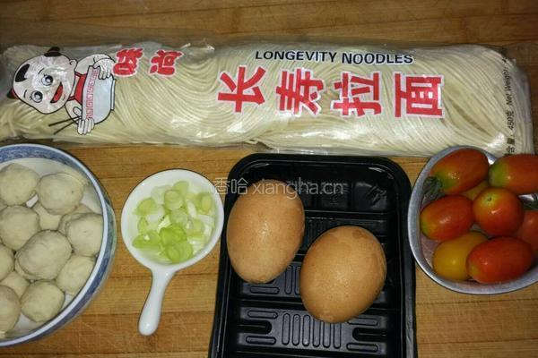 鱼丸鸡蛋长寿面的做法图解1