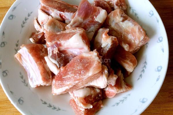 排骨烧土豆芹菜的做法图解1
