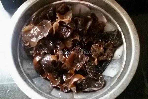 黑木耳炒肉片的做法图解3
