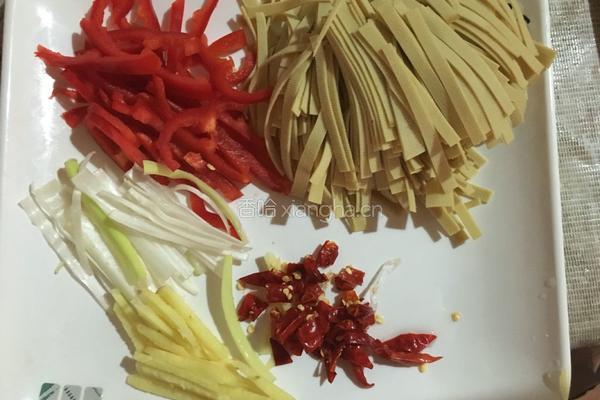 红椒豆腐皮的做法图解1