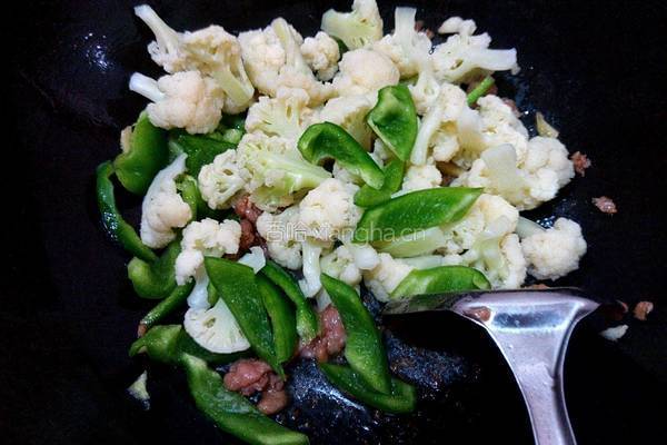 肉沫圆椒炒菜花的做法图解6