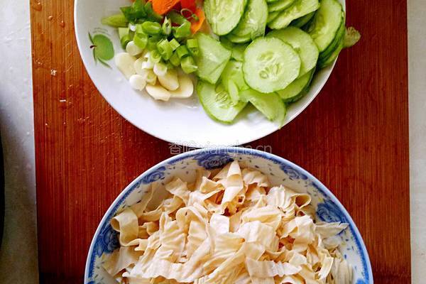 清炒豆皮的做法图解2