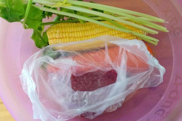 胡萝卜玉米饺子的做法图解1