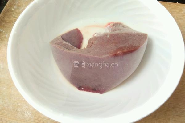 爆炒猪肝的做法图解1