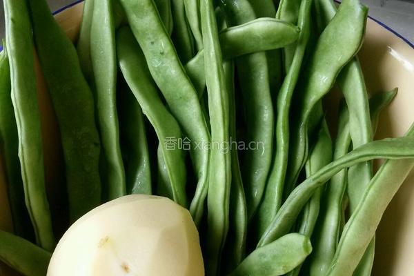 土豆炖扁豆的做法图解1