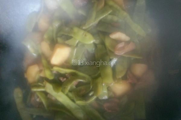 土豆炖扁豆的做法图解6