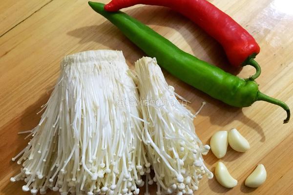 蒜香双椒金针菇的做法图解1