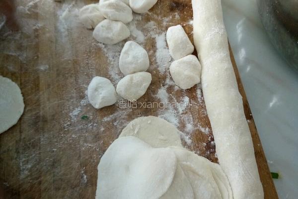 韭菜香菇肉馅饺子的做法图解3